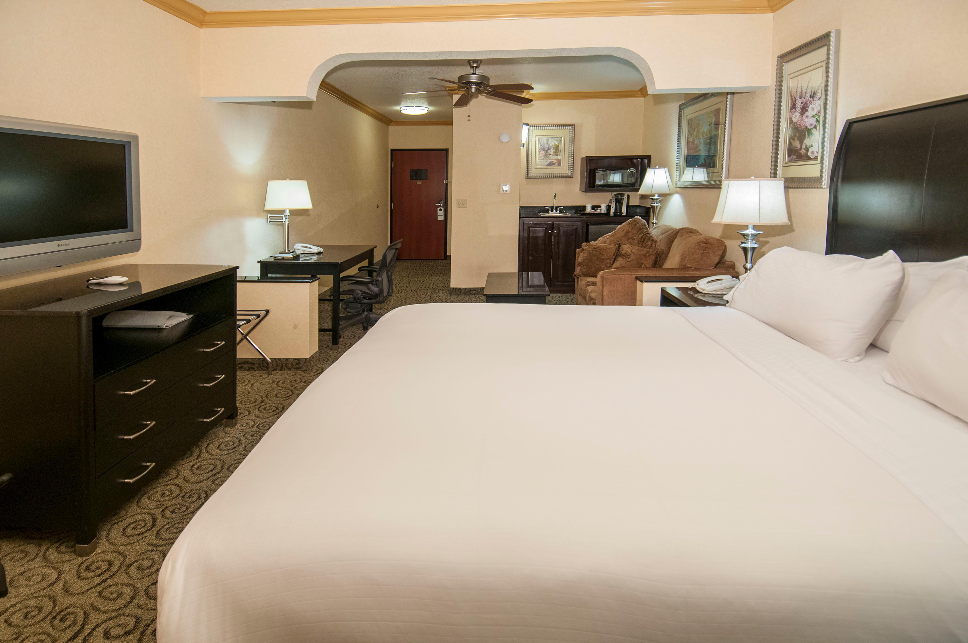 Holiday Inn Express & Suites Bakersfield Central By Ihg Exteriör bild