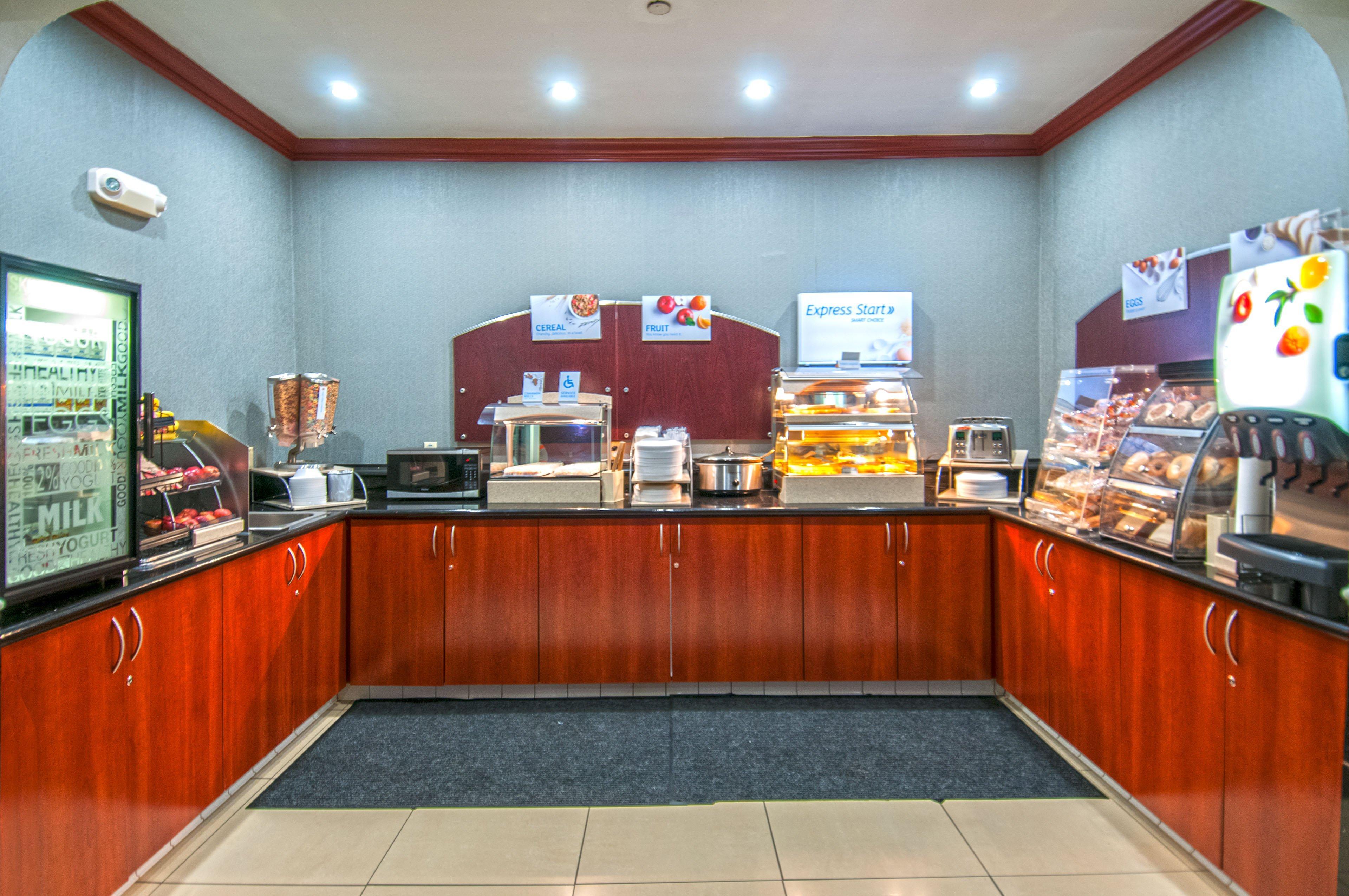 Holiday Inn Express & Suites Bakersfield Central By Ihg Exteriör bild