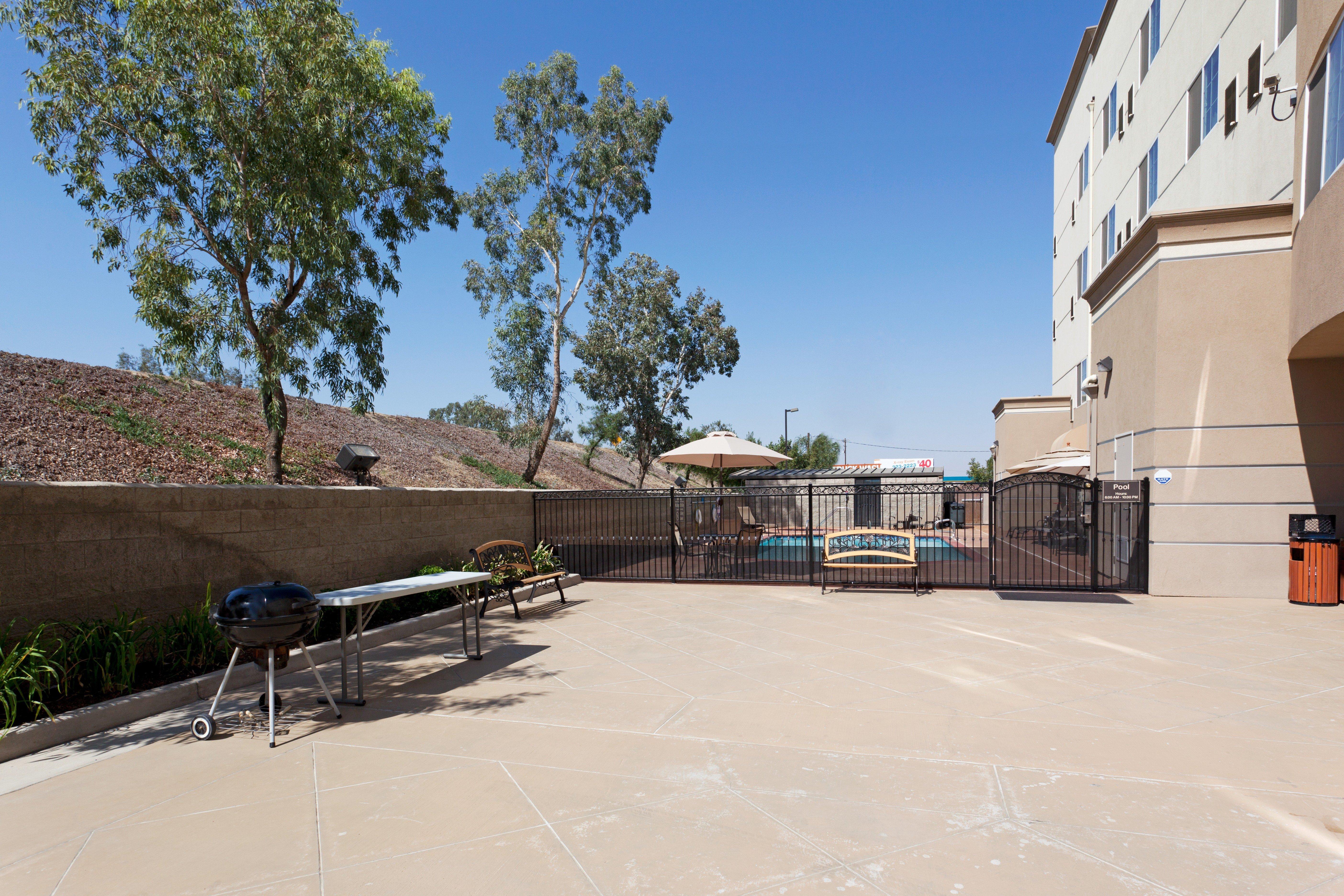 Holiday Inn Express & Suites Bakersfield Central By Ihg Rum bild