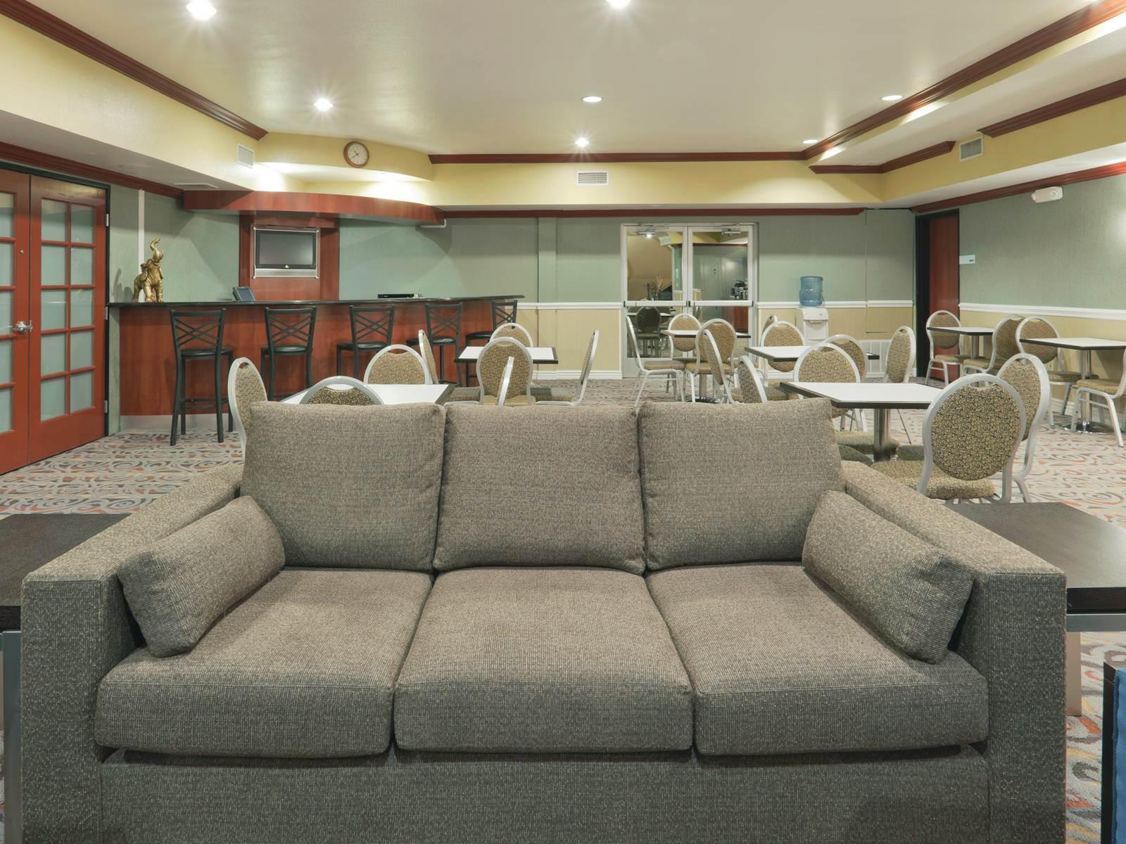 Holiday Inn Express & Suites Bakersfield Central By Ihg Exteriör bild