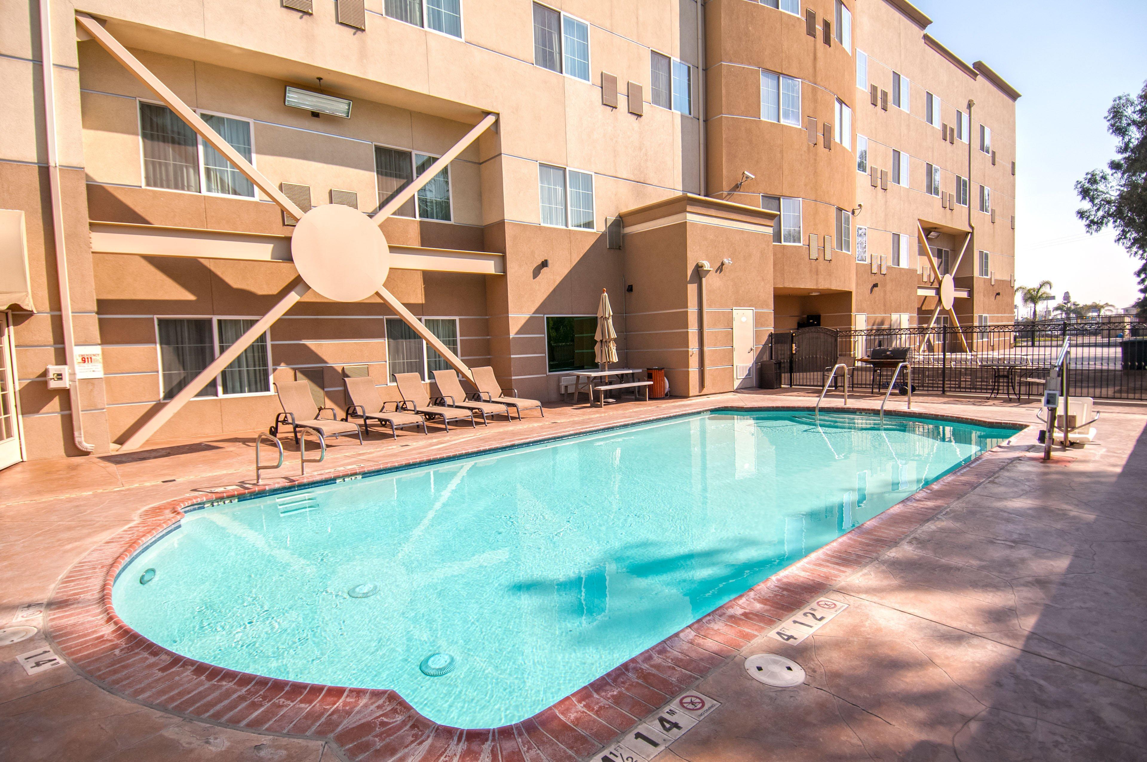 Holiday Inn Express & Suites Bakersfield Central By Ihg Exteriör bild