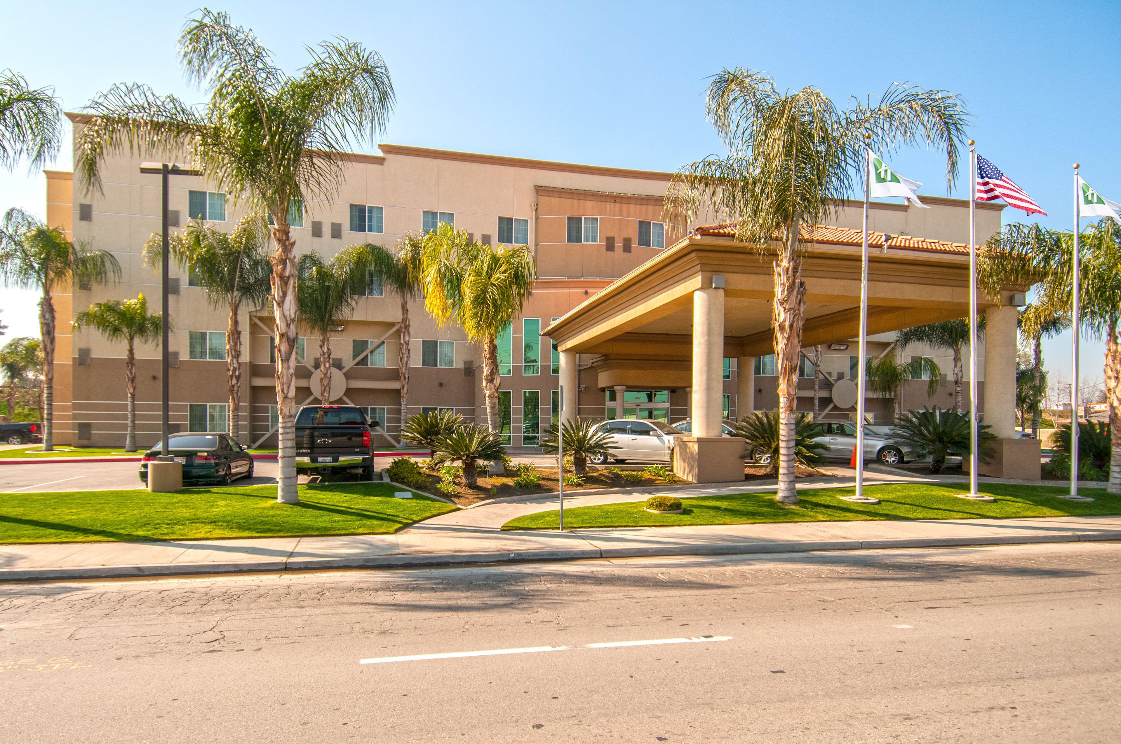 Holiday Inn Express & Suites Bakersfield Central By Ihg Exteriör bild