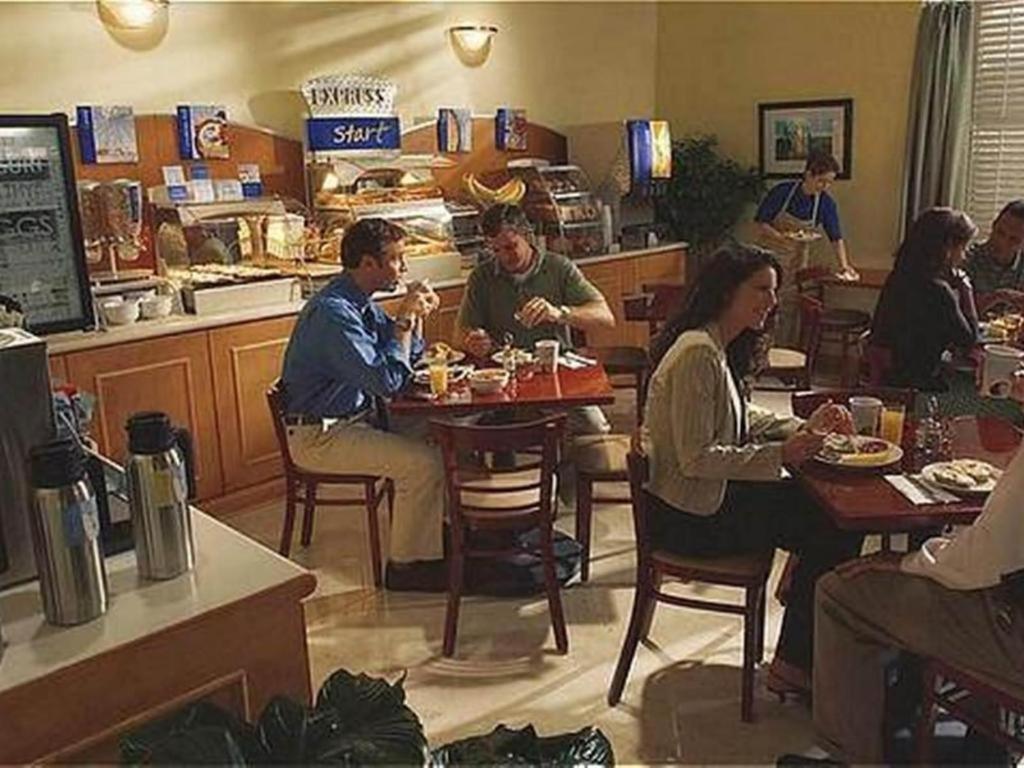Holiday Inn Express & Suites Bakersfield Central By Ihg Exteriör bild