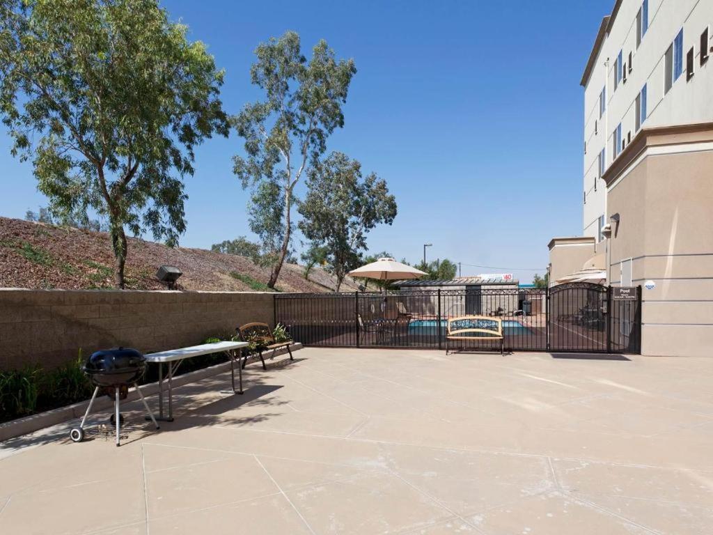 Holiday Inn Express & Suites Bakersfield Central By Ihg Exteriör bild