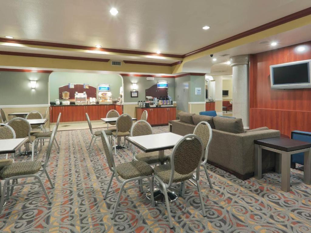 Holiday Inn Express & Suites Bakersfield Central By Ihg Exteriör bild