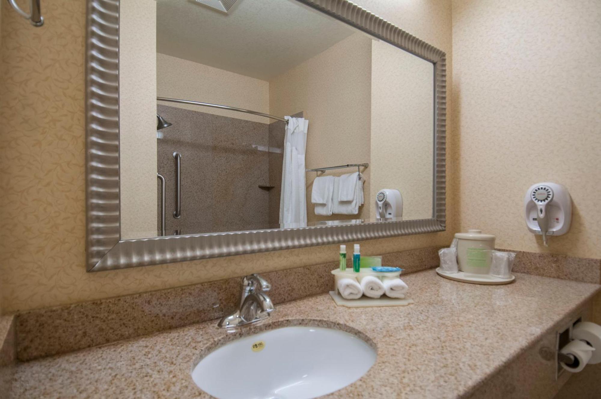 Holiday Inn Express & Suites Bakersfield Central By Ihg Exteriör bild
