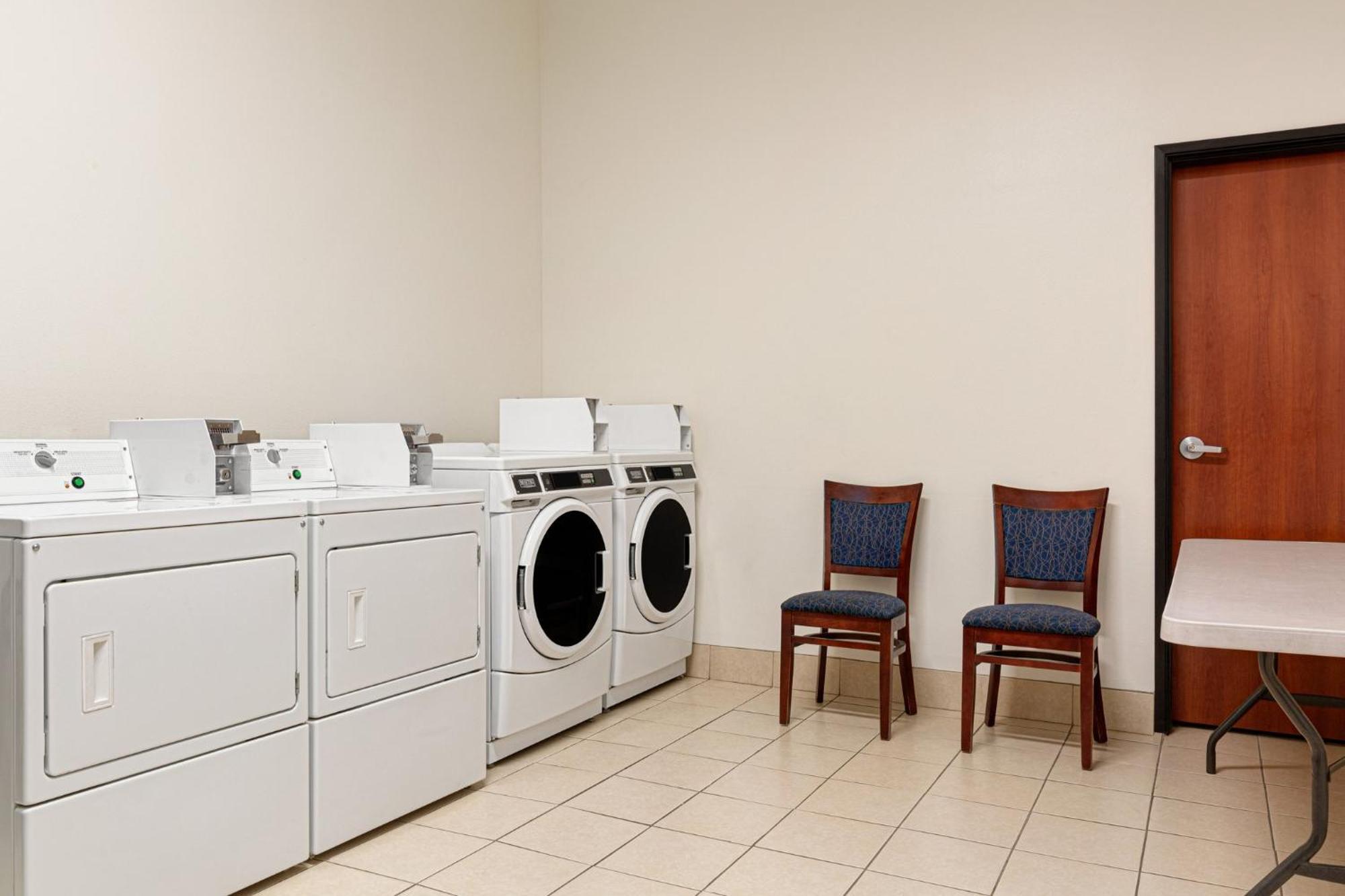 Holiday Inn Express & Suites Bakersfield Central By Ihg Exteriör bild