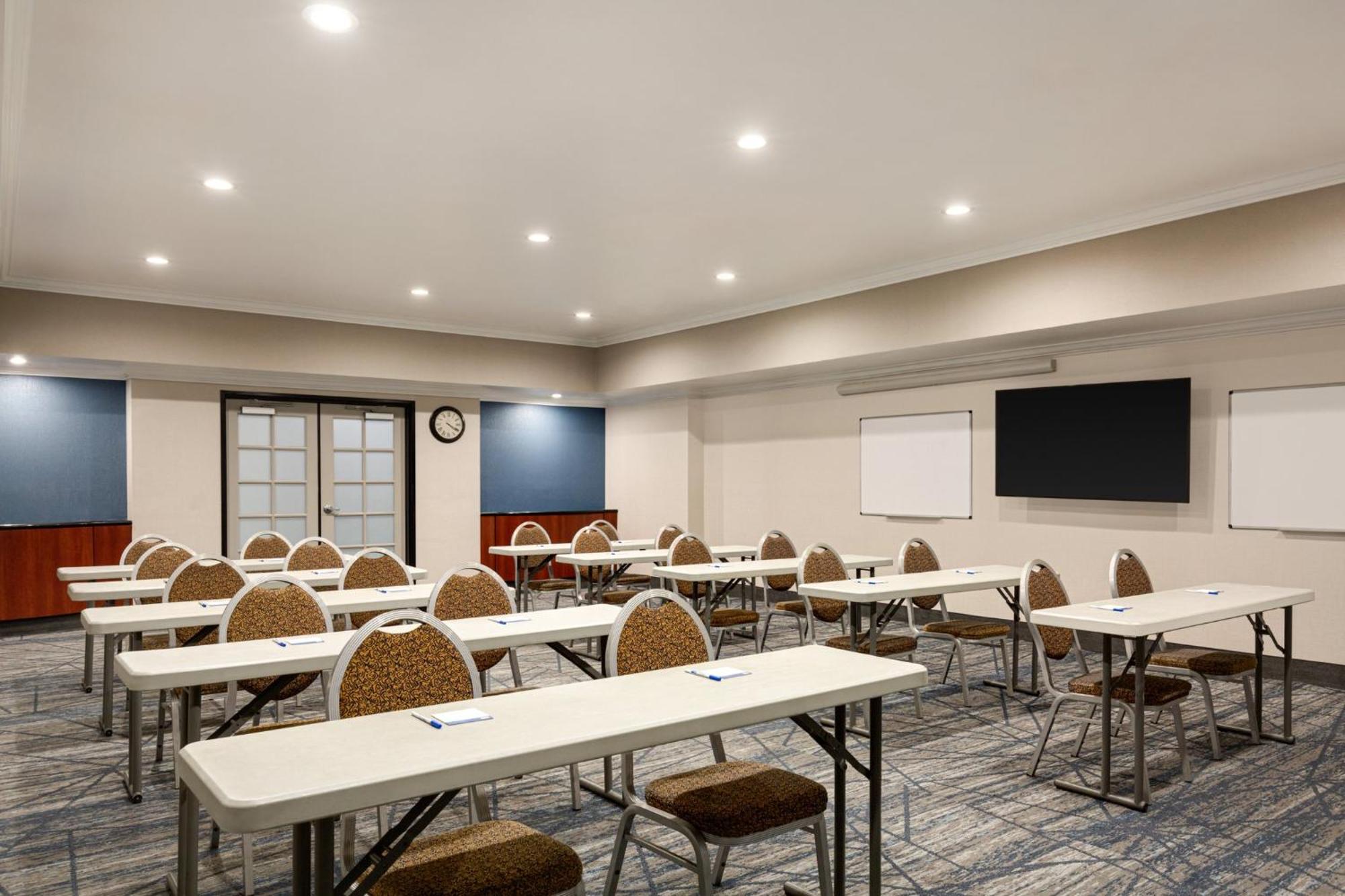 Holiday Inn Express & Suites Bakersfield Central By Ihg Exteriör bild