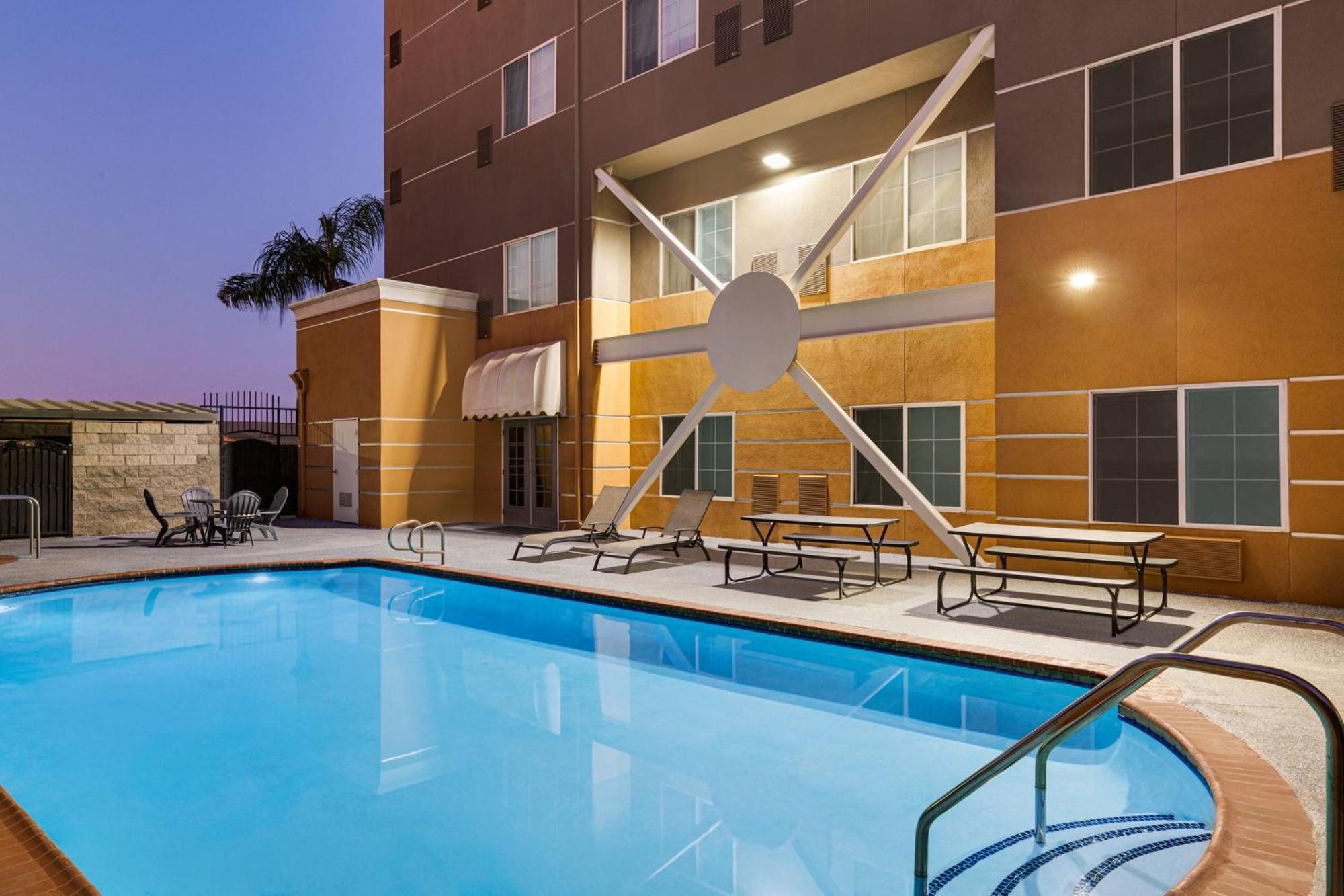 Holiday Inn Express & Suites Bakersfield Central By Ihg Exteriör bild