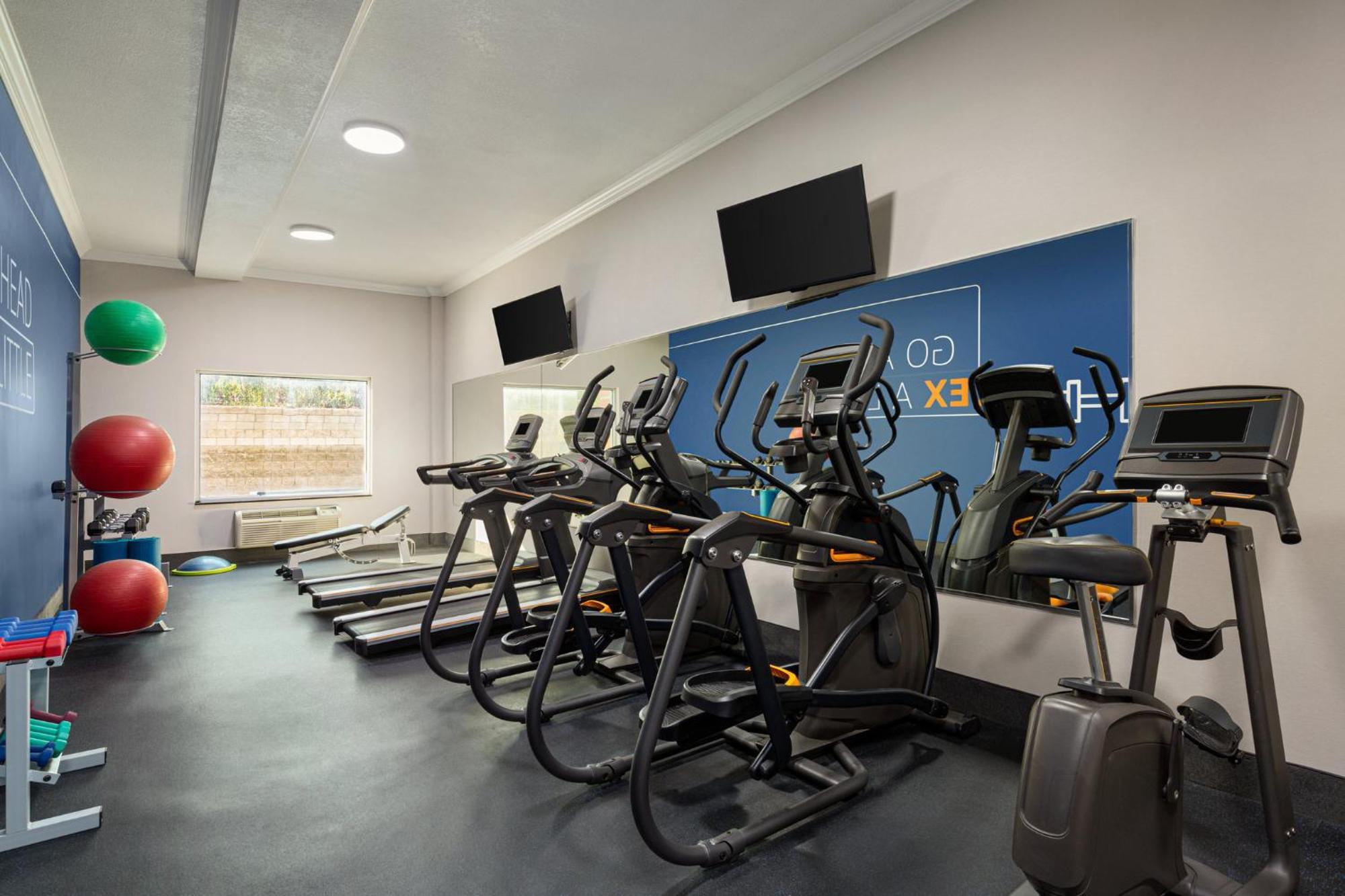Holiday Inn Express & Suites Bakersfield Central By Ihg Exteriör bild