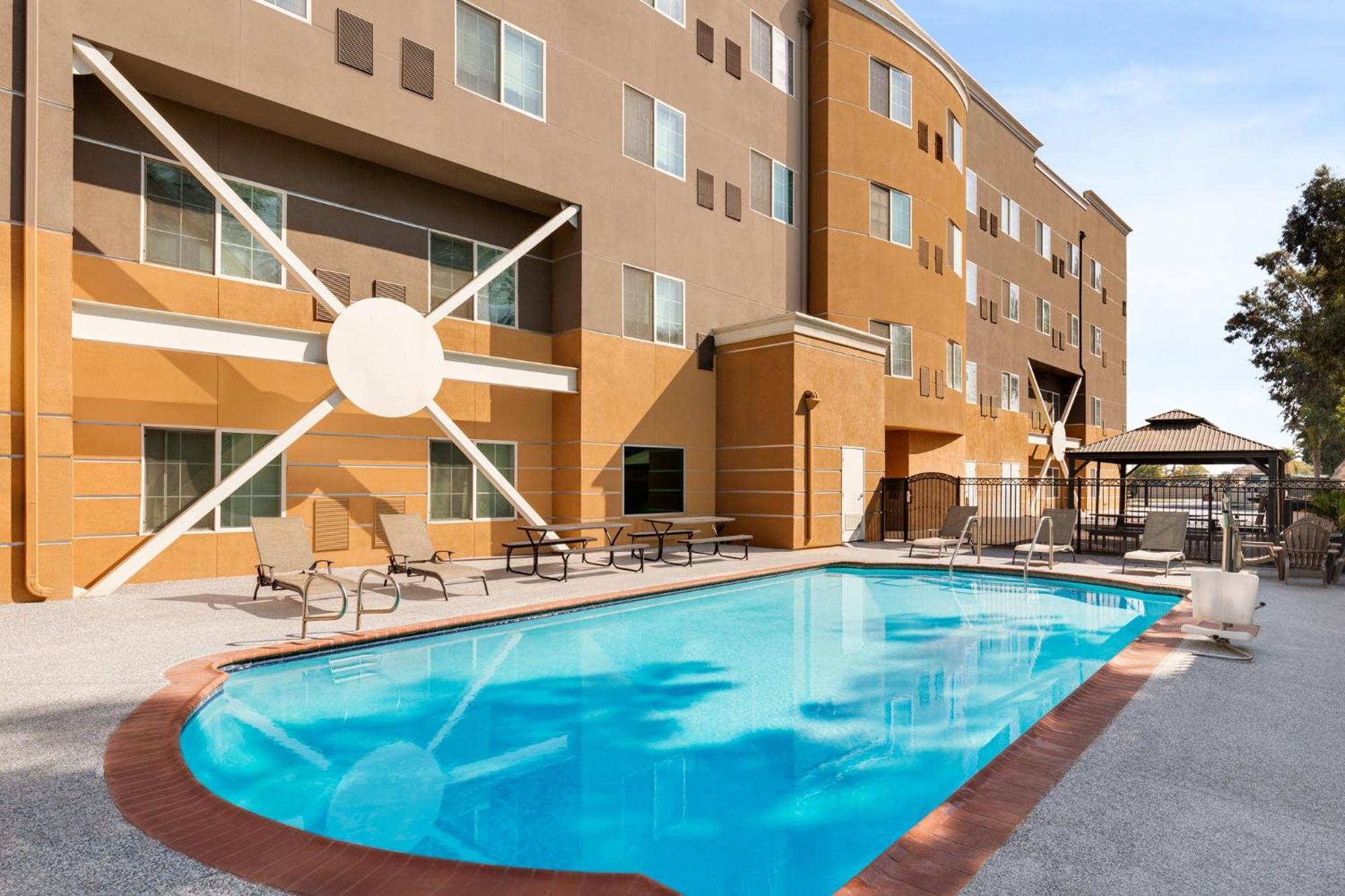 Holiday Inn Express & Suites Bakersfield Central By Ihg Exteriör bild