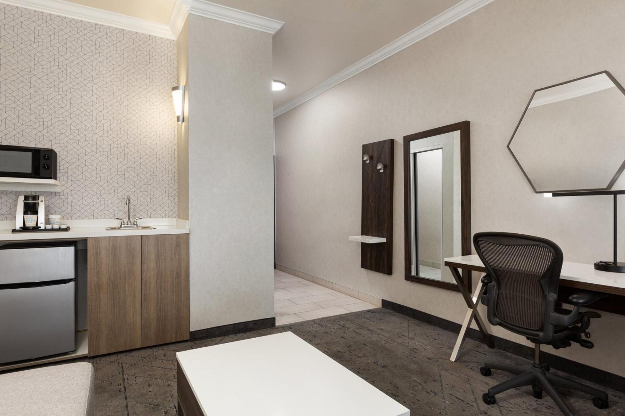 Holiday Inn Express & Suites Bakersfield Central By Ihg Exteriör bild