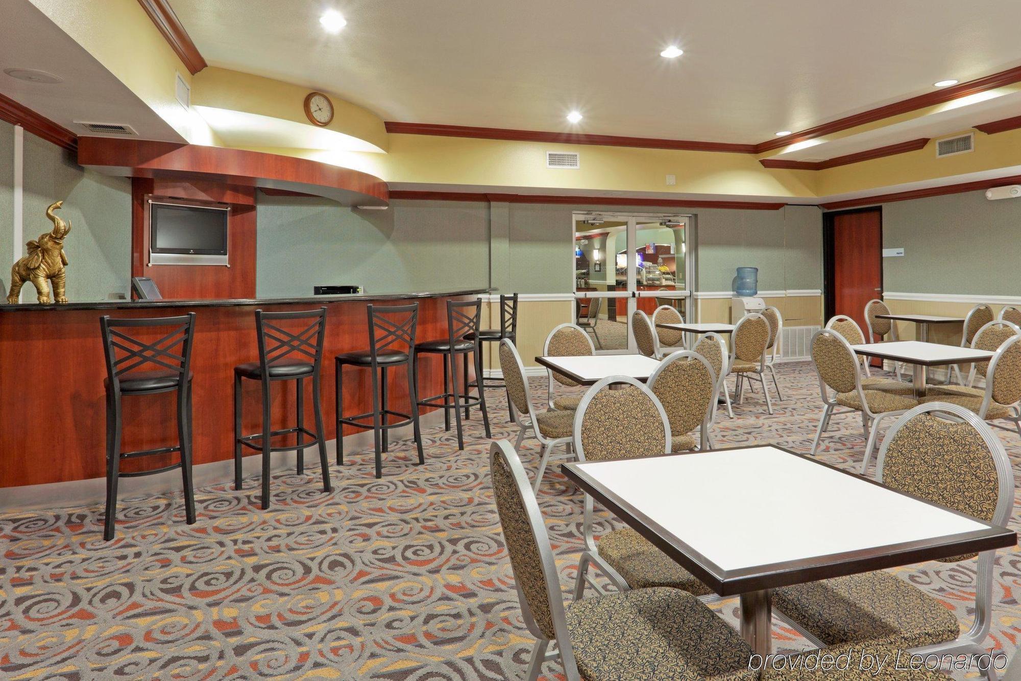 Holiday Inn Express & Suites Bakersfield Central By Ihg Restaurang bild