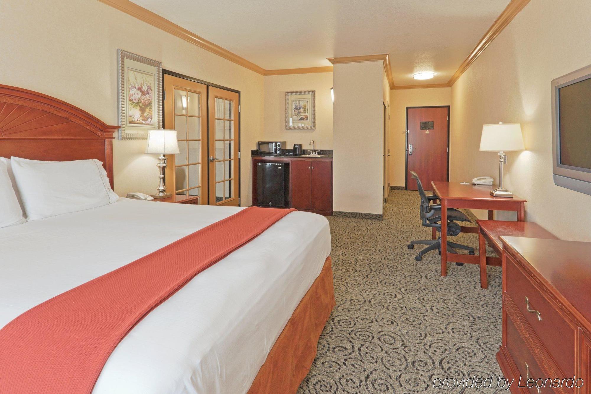 Holiday Inn Express & Suites Bakersfield Central By Ihg Rum bild