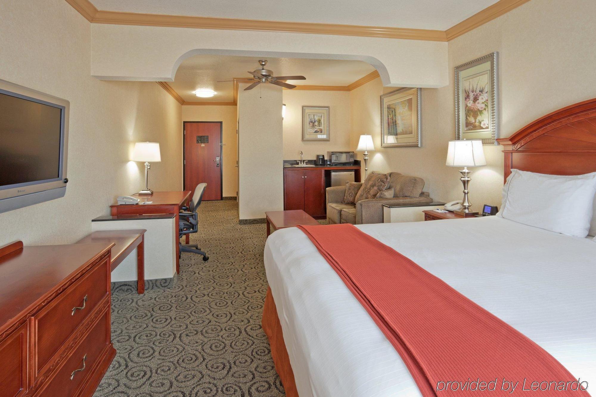 Holiday Inn Express & Suites Bakersfield Central Rum bild