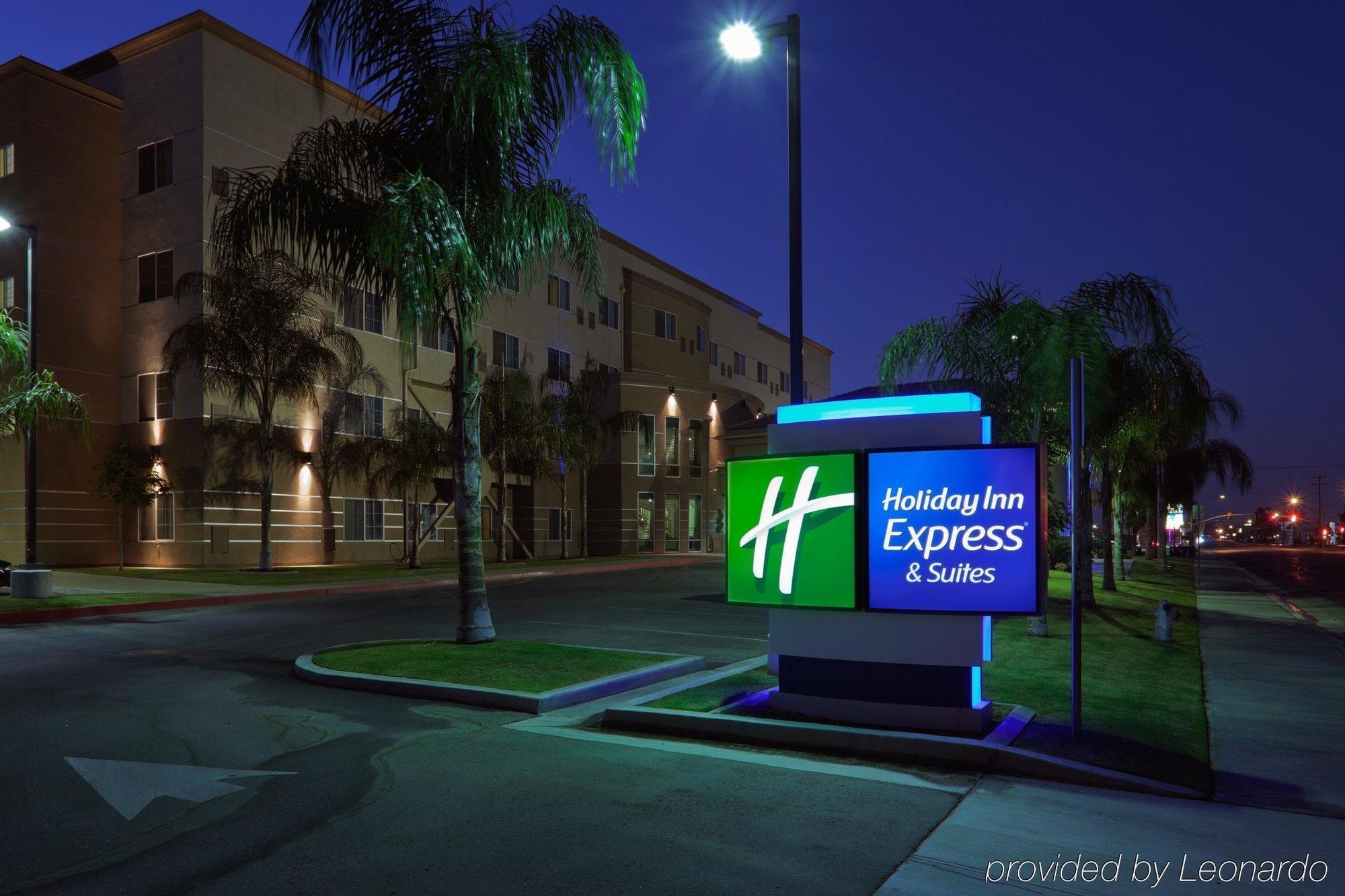 Holiday Inn Express & Suites Bakersfield Central Exteriör bild