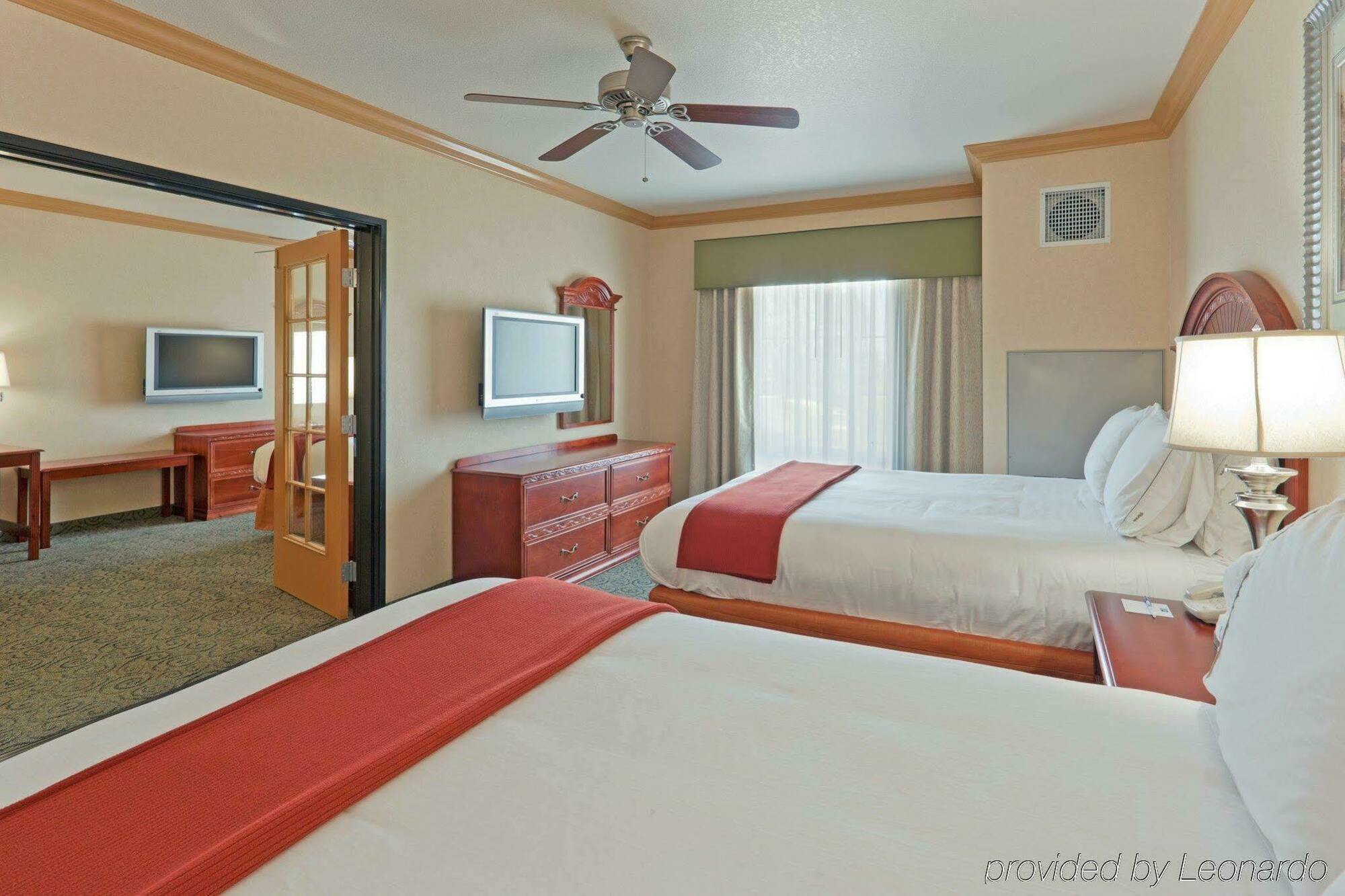 Holiday Inn Express & Suites Bakersfield Central By Ihg Rum bild